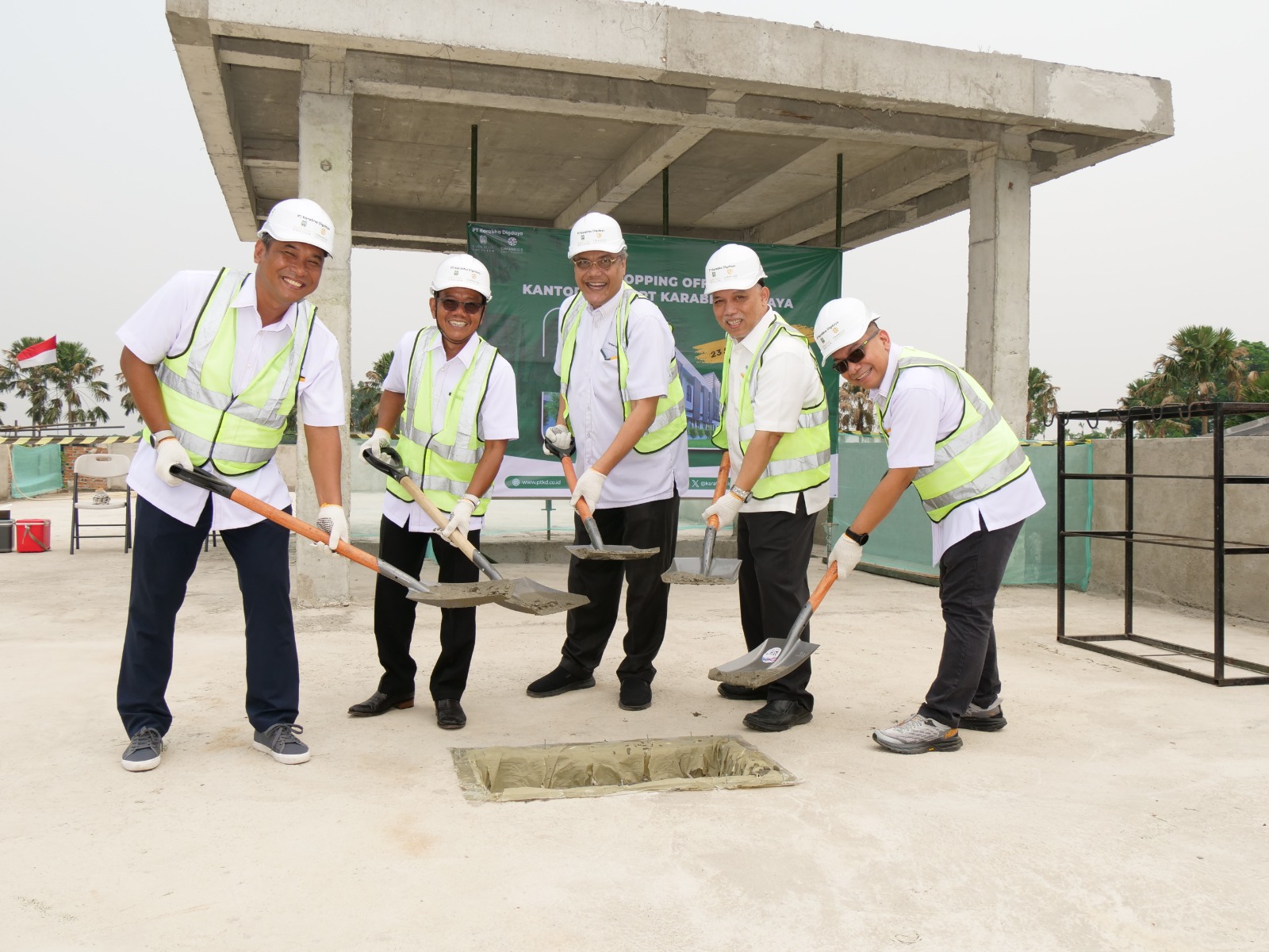 Direksi dan Komisaris PT Karabha Digdaya Lakukan Topping Off Gedung Head Office