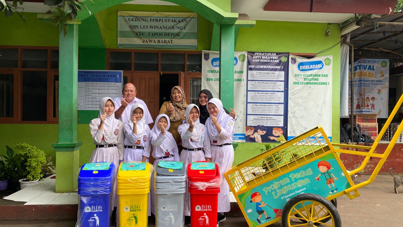 PT Karabha Digdaya Bantu Tangani Masalah Sampah di Depok dengan Donasi Tempat Sampah untuk 3 SDN di Tapos